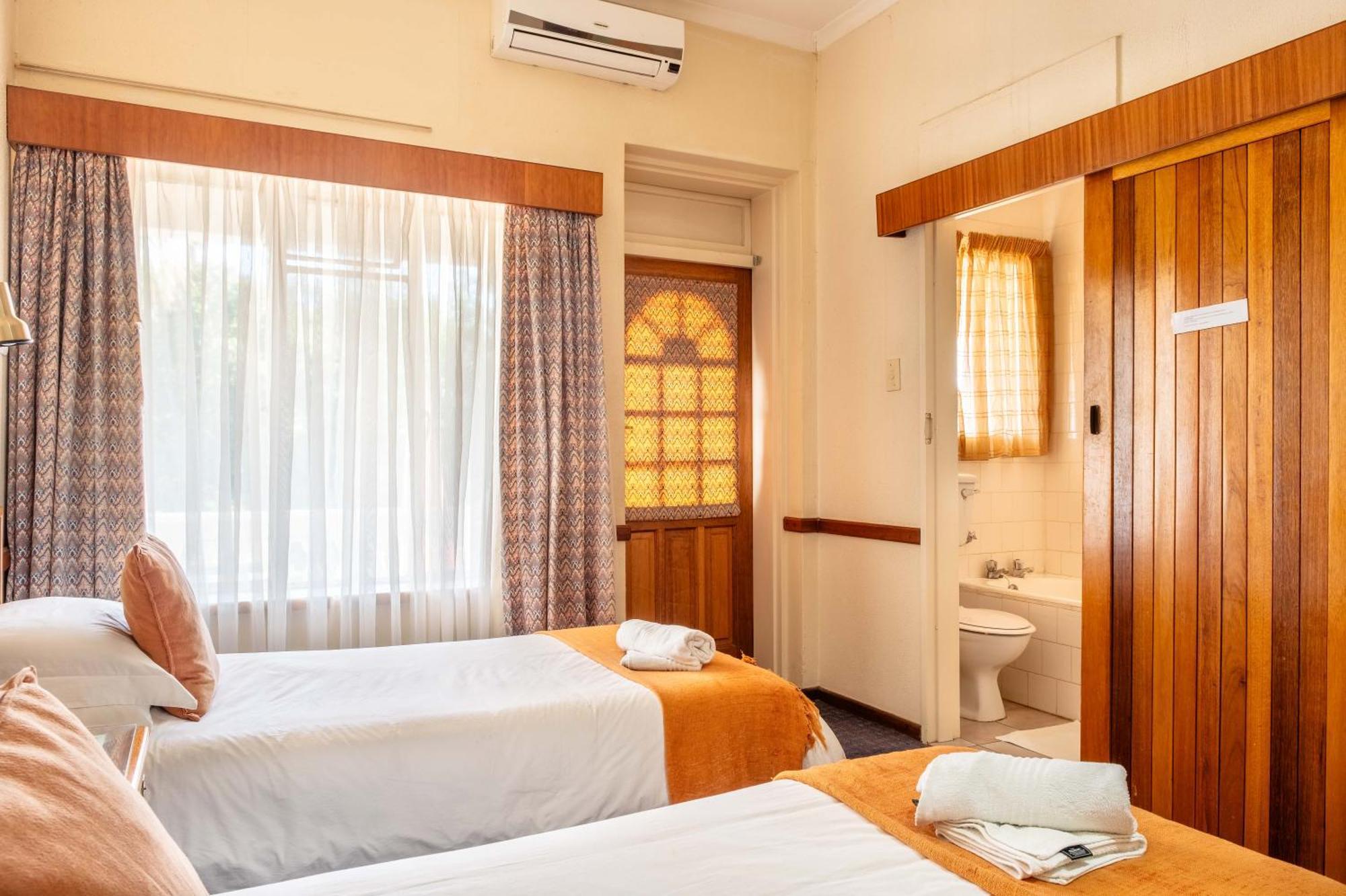 Karoo Country Inn Middelburg  Bagian luar foto